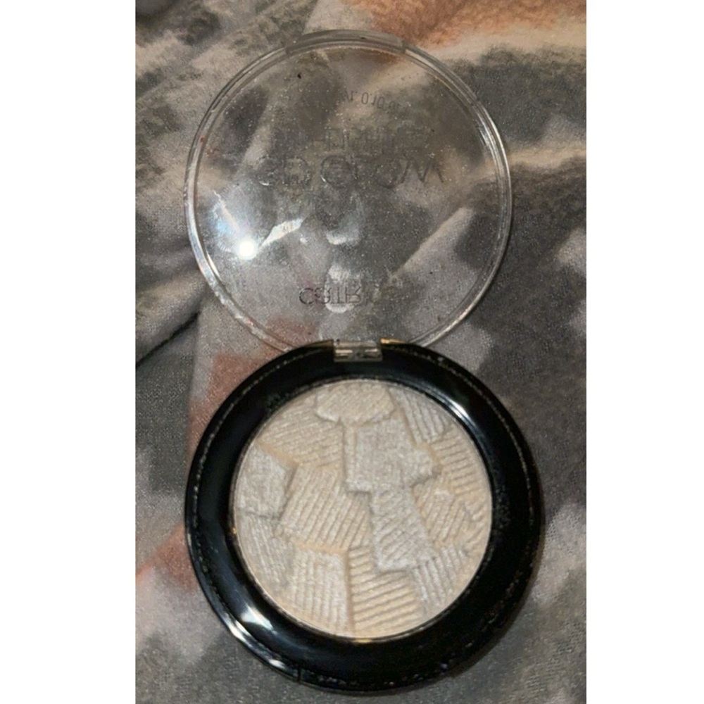 Catrice cosmetics 3D glow highlighter